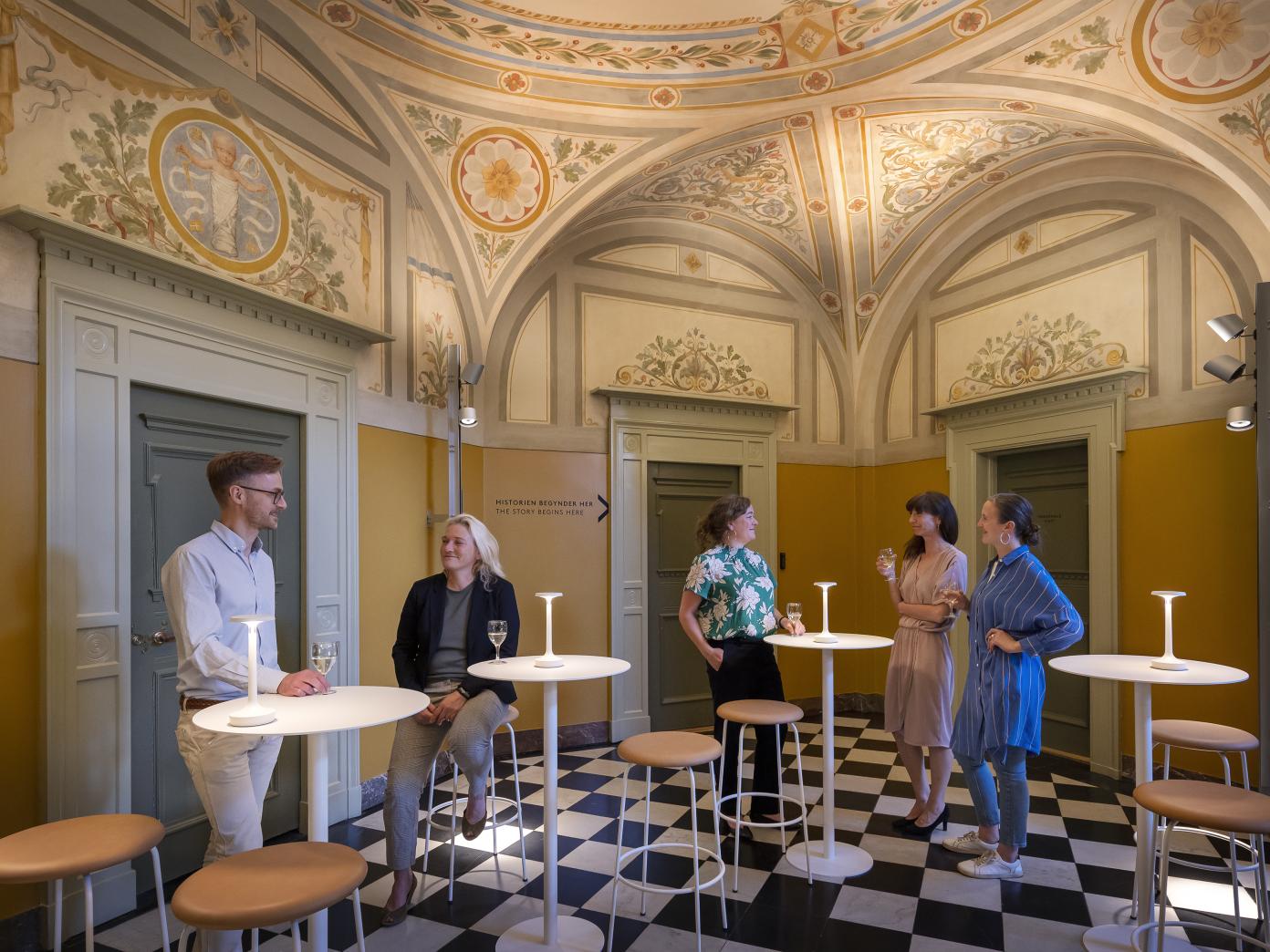 Opstilling af borde til udlejning af repos