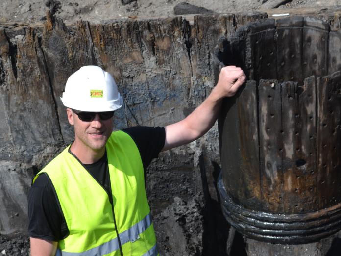 Glad arkæolog med tønde