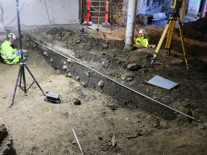 Arkæologer dokumenterer tværsnit af voldgrav