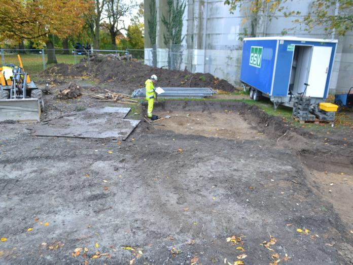 Arkæolog undersøger jorden ved Brønshøj Vandtårn