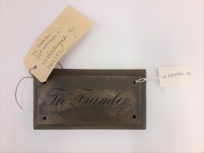 Dørskilt fra museets samling