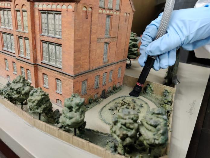 Rengøring af model af Rådmandsgades Skole