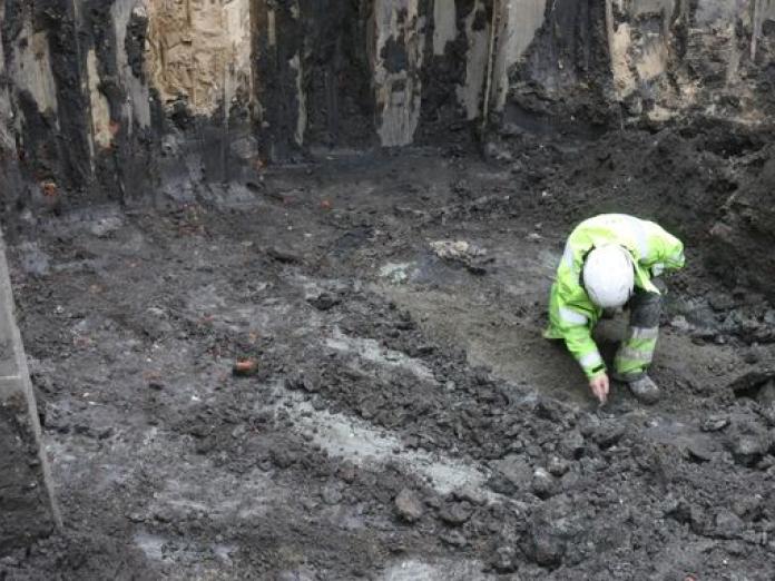 Arkæolog undersøger jorden under Rådhuspladsen