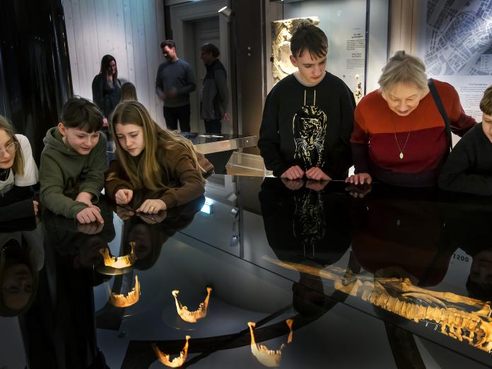 Skelettet af en kriger bliver studeret nærmere