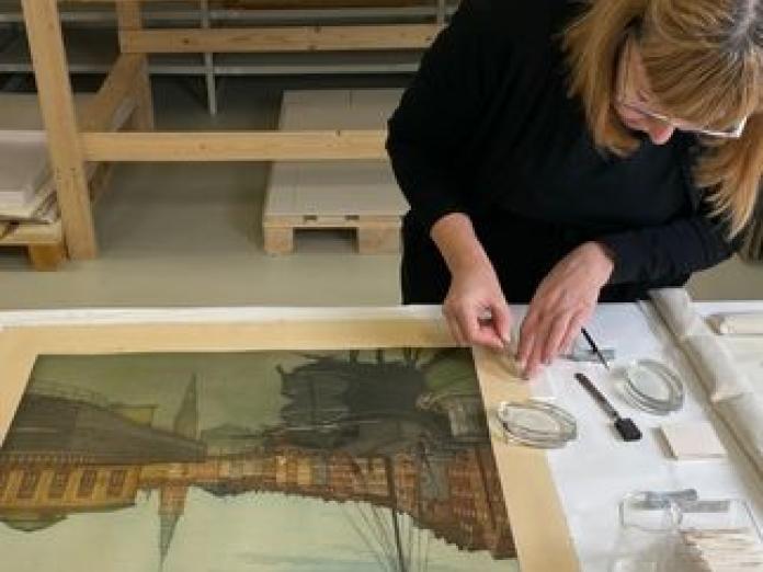 Konservator arbejder