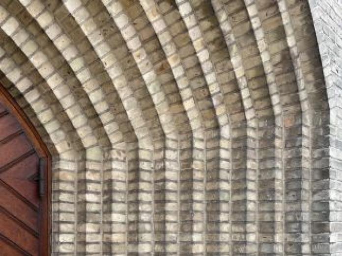 Udsnit af murværk i Grundtvigs Kirke - af arkitekt P. V. Jensen-Klint