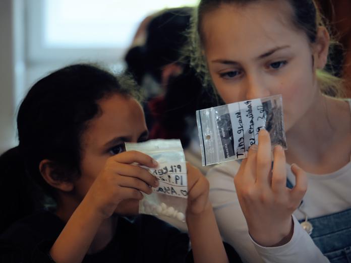 Børn kigger på fund