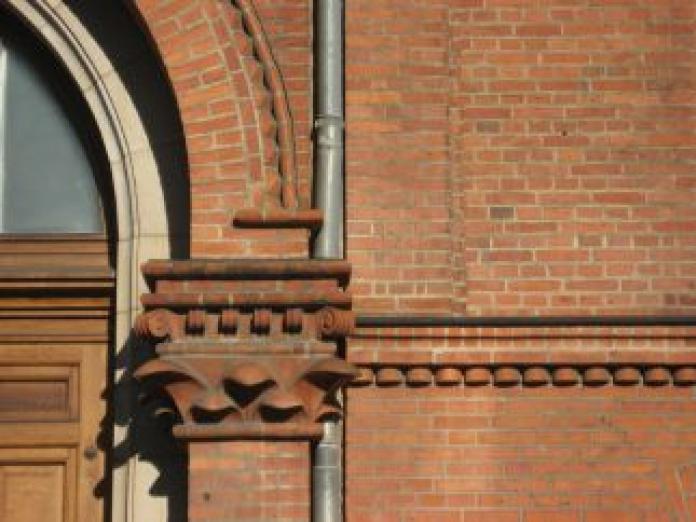 Udsnit af facaden på Grøns Pakhus