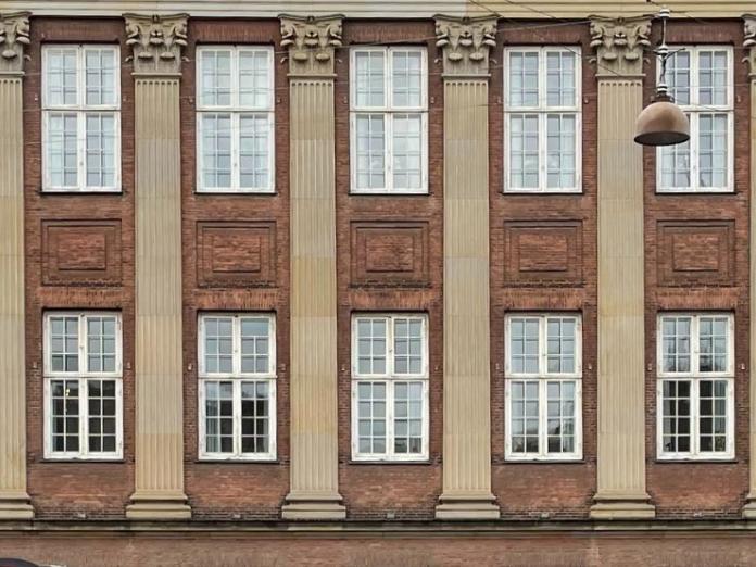 Udsnit af facade på Peschiers gård på Holmens Kanal