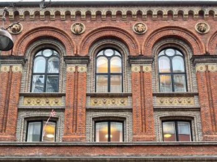 Udsnit af facade på det tidligere Zoologiske Museum i Krystalgade