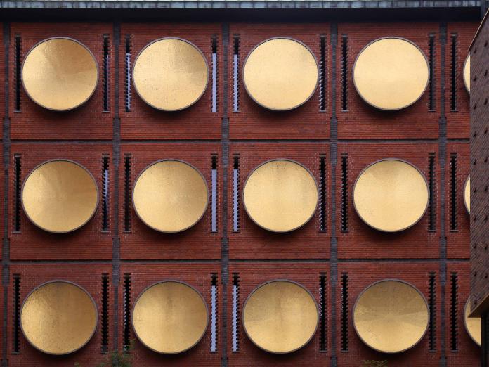 Facade med guldcirkler på Hotel Ottilia på Carlsberg