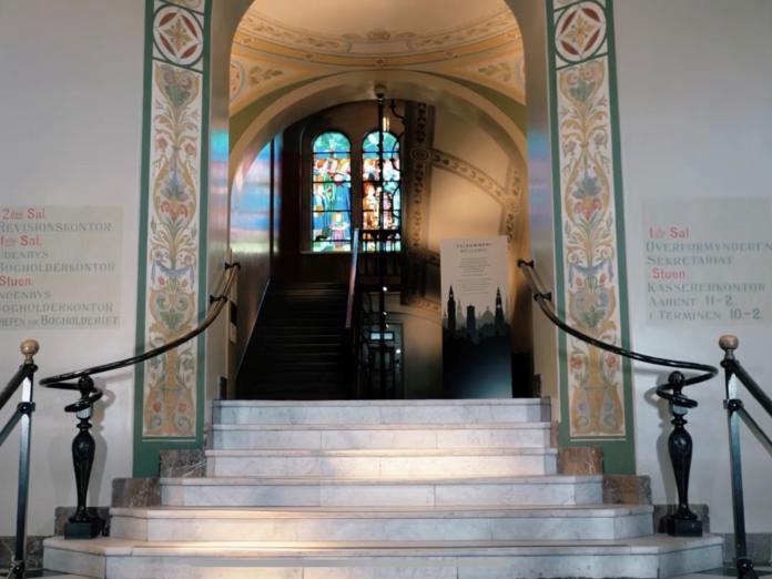 Stillfoto fra filmen Visuel tur. Museets trapperum