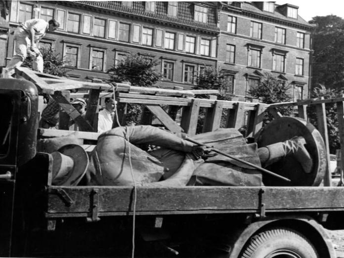 Statuen af Adam Oehlenschläger flyttes fra Frederiksberg Rådhus til sin nuværende placering i Søndermarken