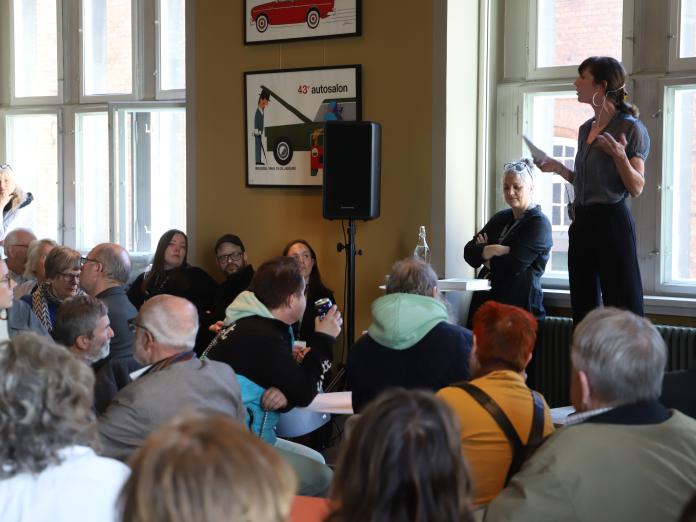 Museumschef Louise Jacobsen holdt tale