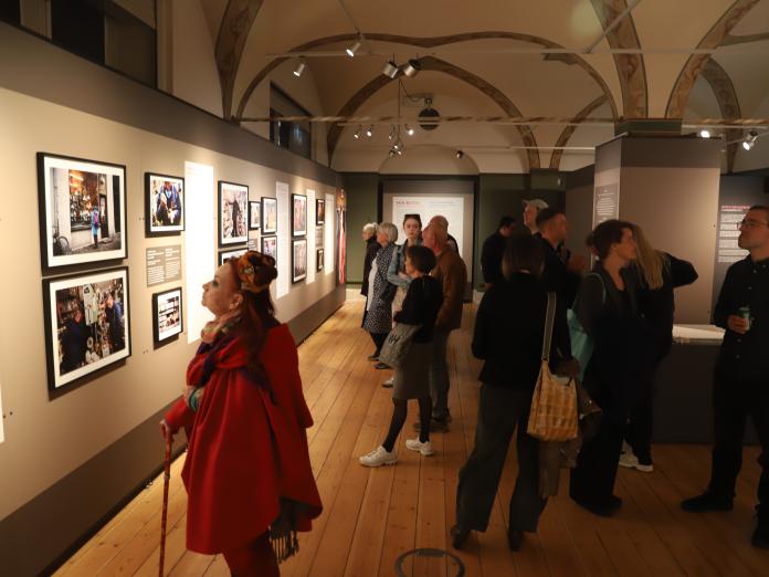 Interesserede besøgende i særudstillingen