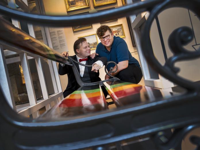 To mænd ved Københavnerbænk i flere farver