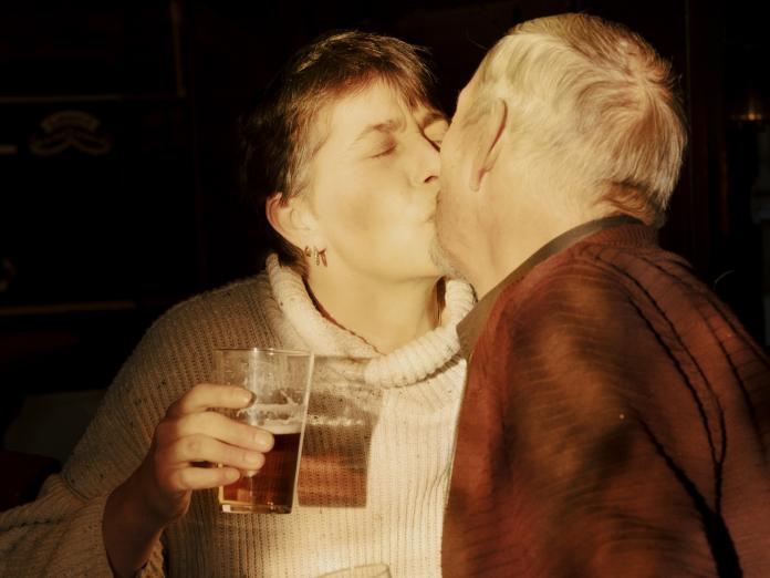 Bamses_Bodega_Ishøj. Kyssende_par