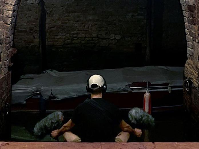 Lydkunstneren optager ved en kanal i Venedig