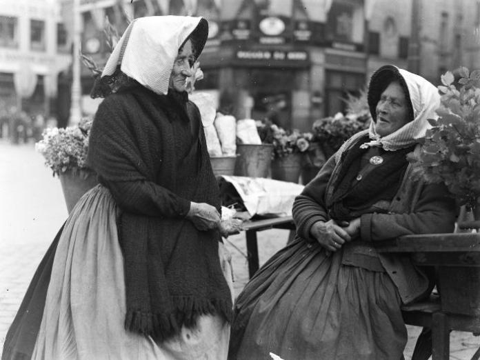 To koner med sjaler og tørklæder 