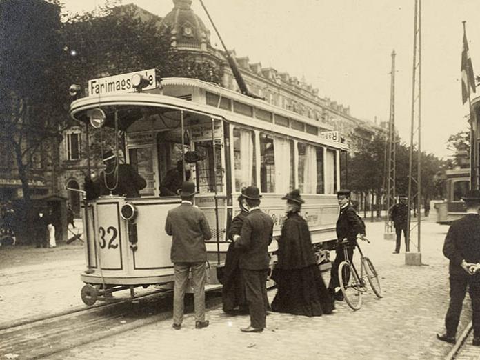 Sporvogn med mennesker rundt om