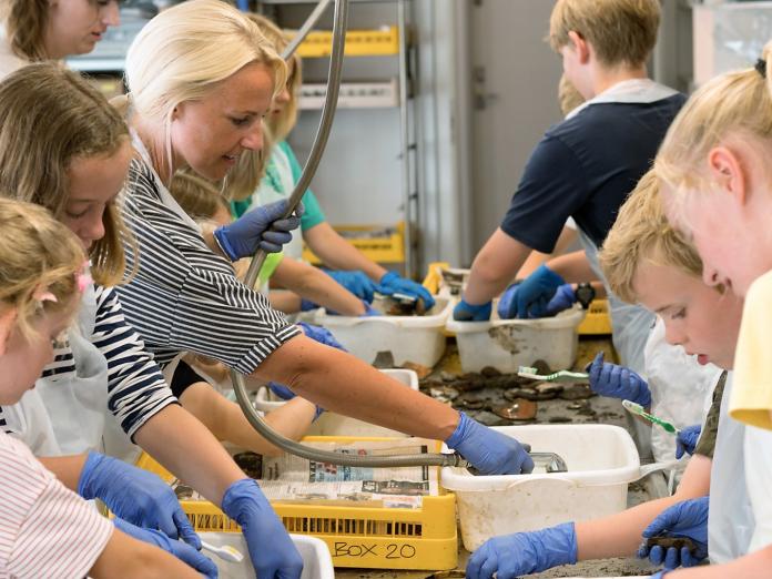 Børn vasker arkæologiske fund