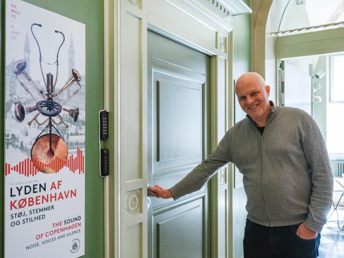Museumsinspektør og lydforsker Jakob Parby ved indgangen til udstillingen