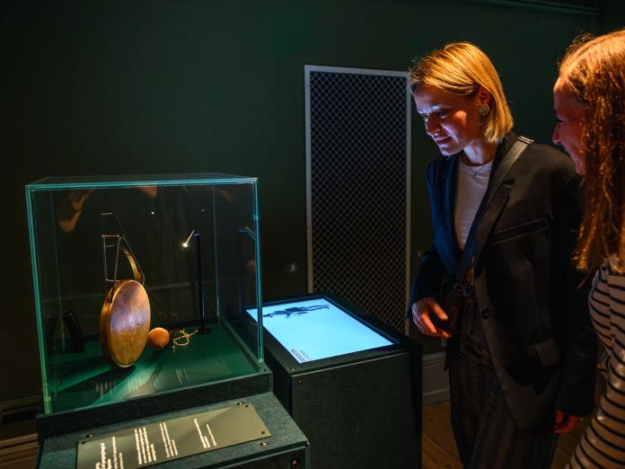 Gæster ved gonggong i udstillingen