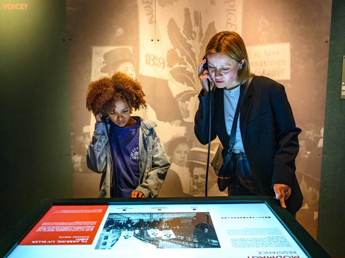 Gæster ved lydoplevelse i udstillingen