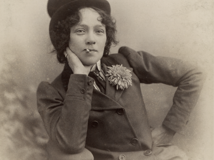 Dame med cigaret: Laura Nannestad i høj hat og drag