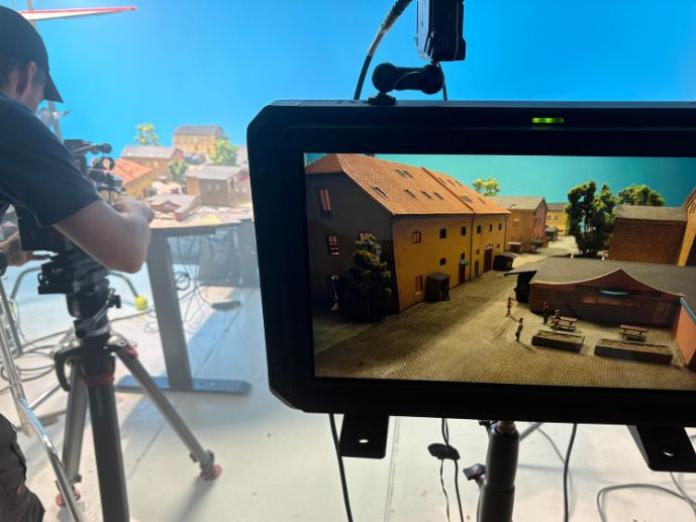 Miniature-model af Pusher Street set via en skærm ved optagelser af tv-serie
