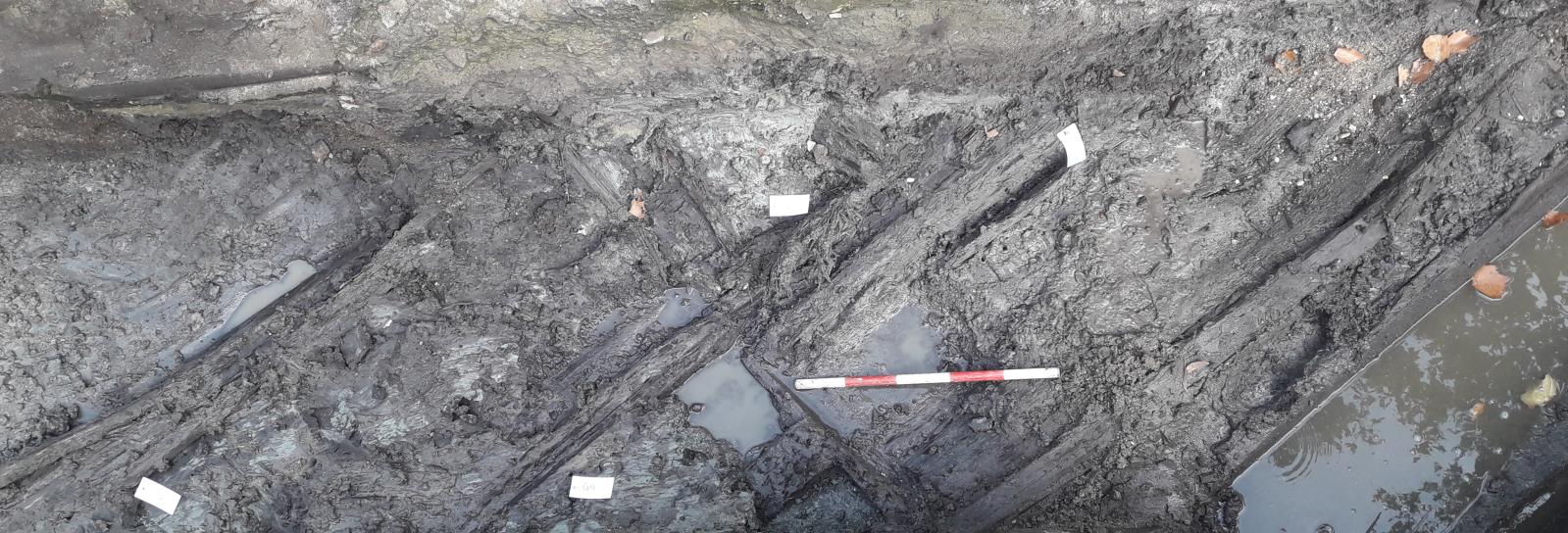 Spor af kister og knogler i en smal grøft