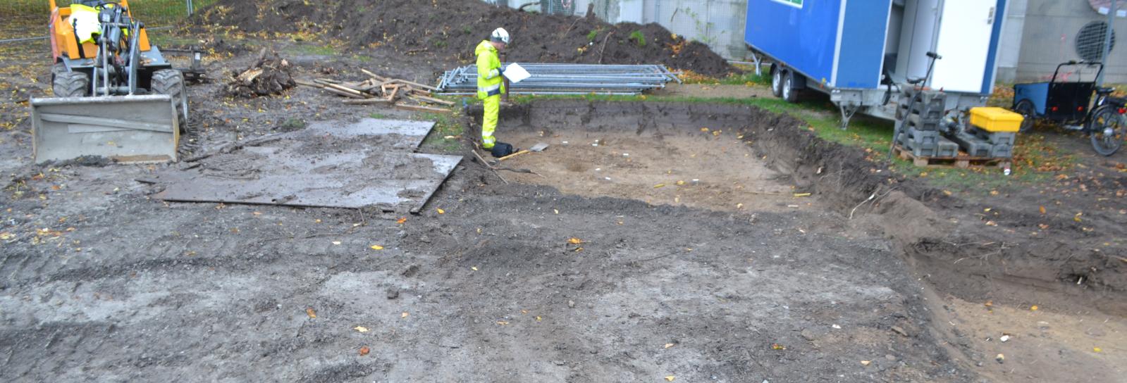 Arkæolog undersøger jorden ved Brønshøj Vandtårn