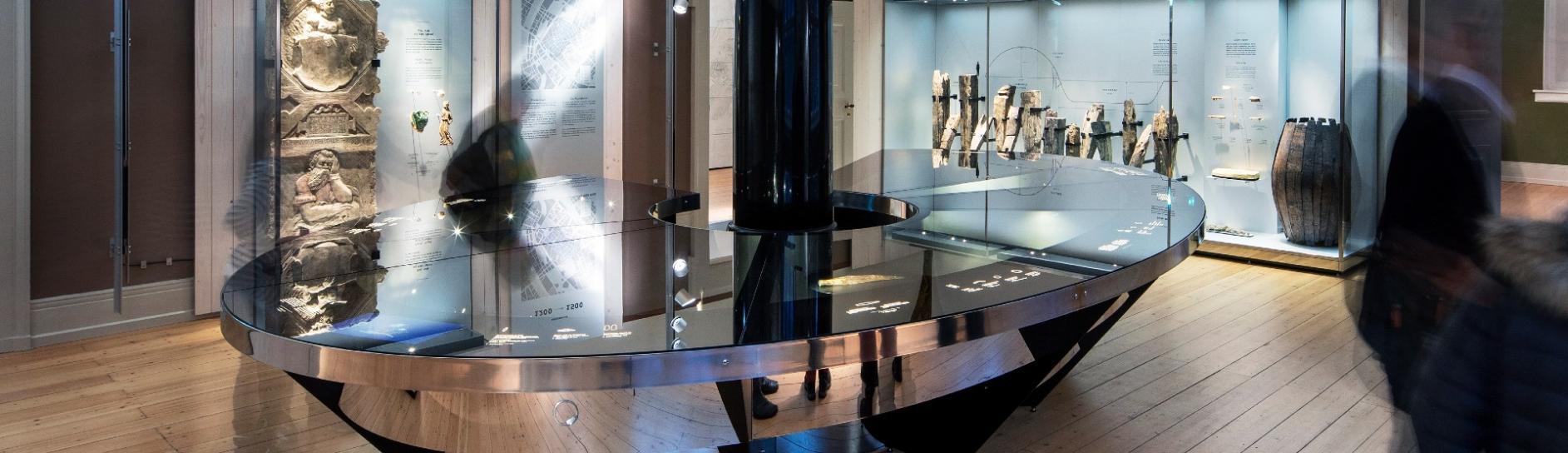 Rummet Slotsholmen med oval montre