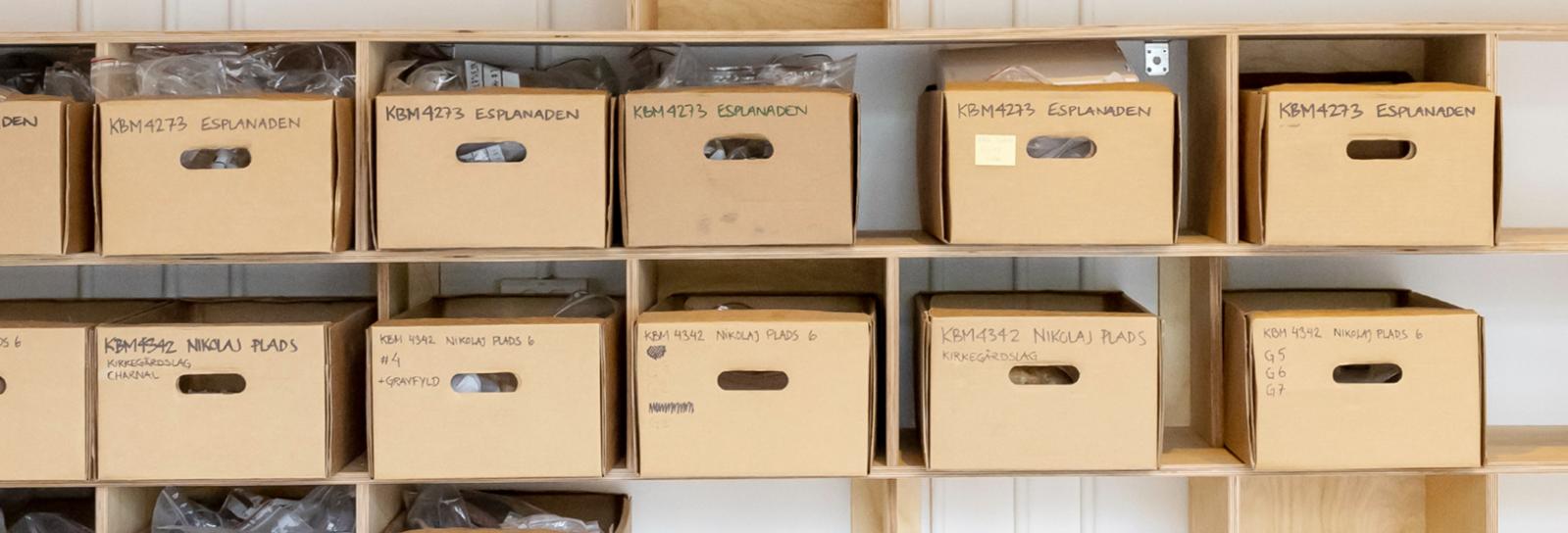 Kasser med arkæologiske fund