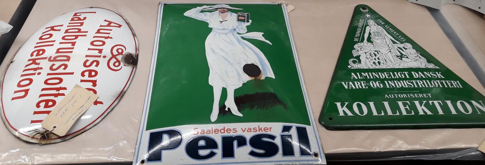 Diverse fine skilte fra museets samling