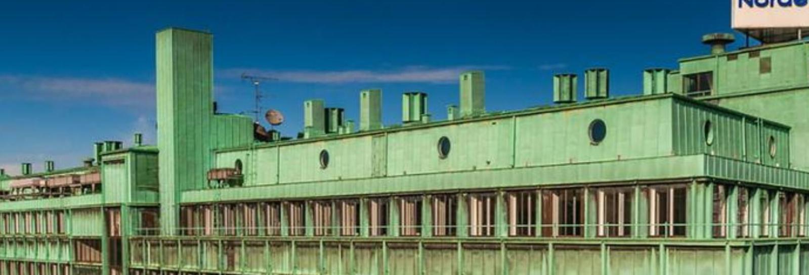 Udsnit af fotografi af bygningen Vesterport, tegnet af Ole Falkentorp