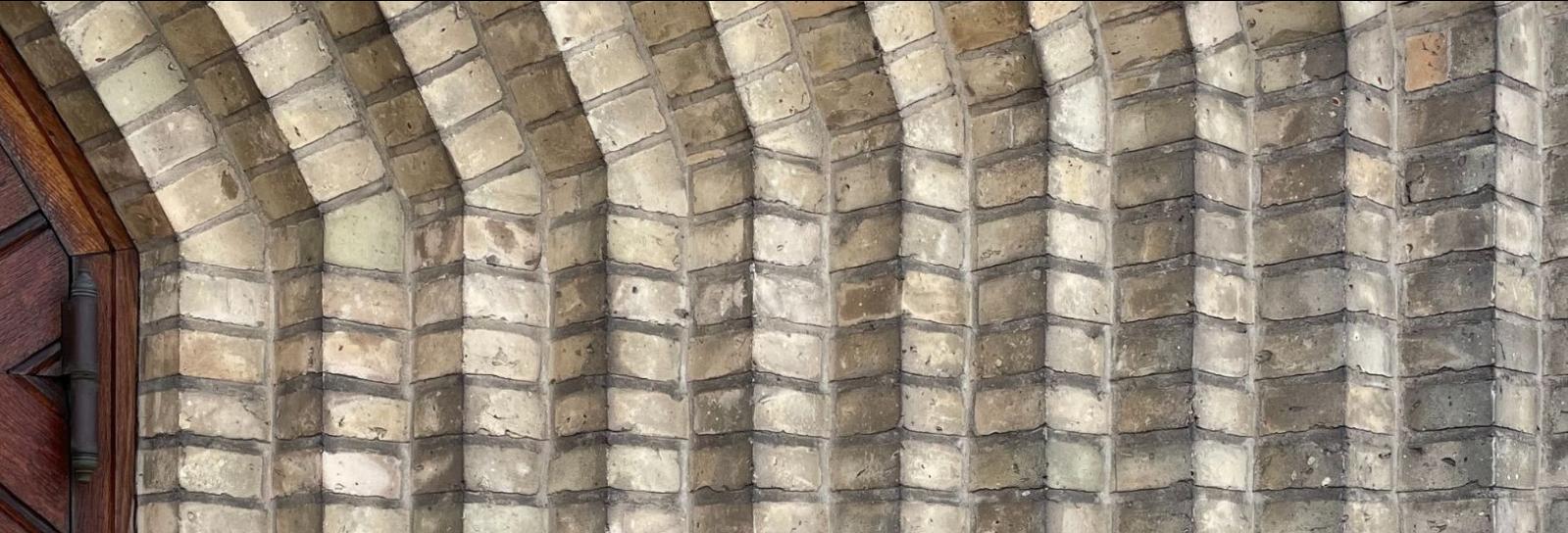 Udsnit af murværk i Grundtvigskirken