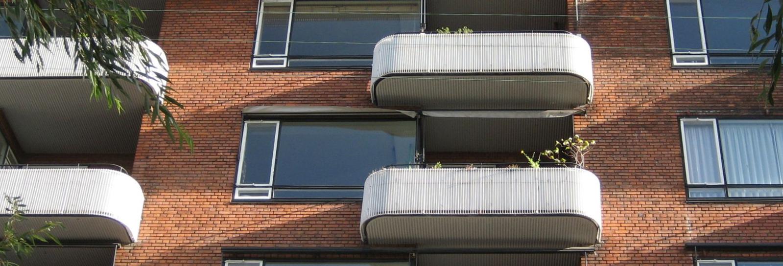 Udsnit af facade med altaner