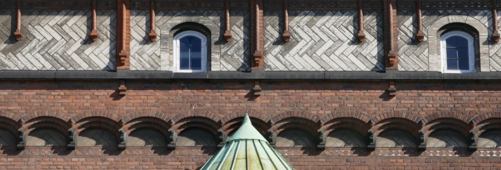 Udsnit af facade på Nyrops Rådhus