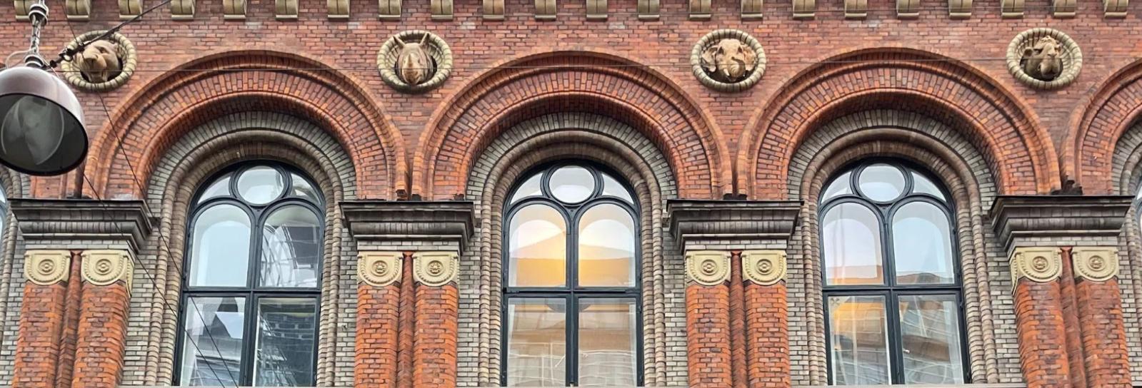 Udsnit af facade på Krystalgade 25-27