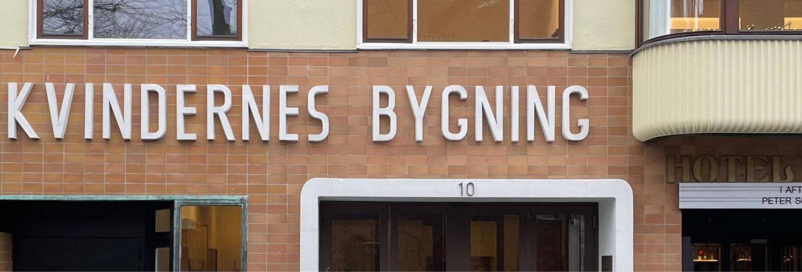 Udsnit af facade på Kvindernes Bygning i Niels Hemmingsensgade 10