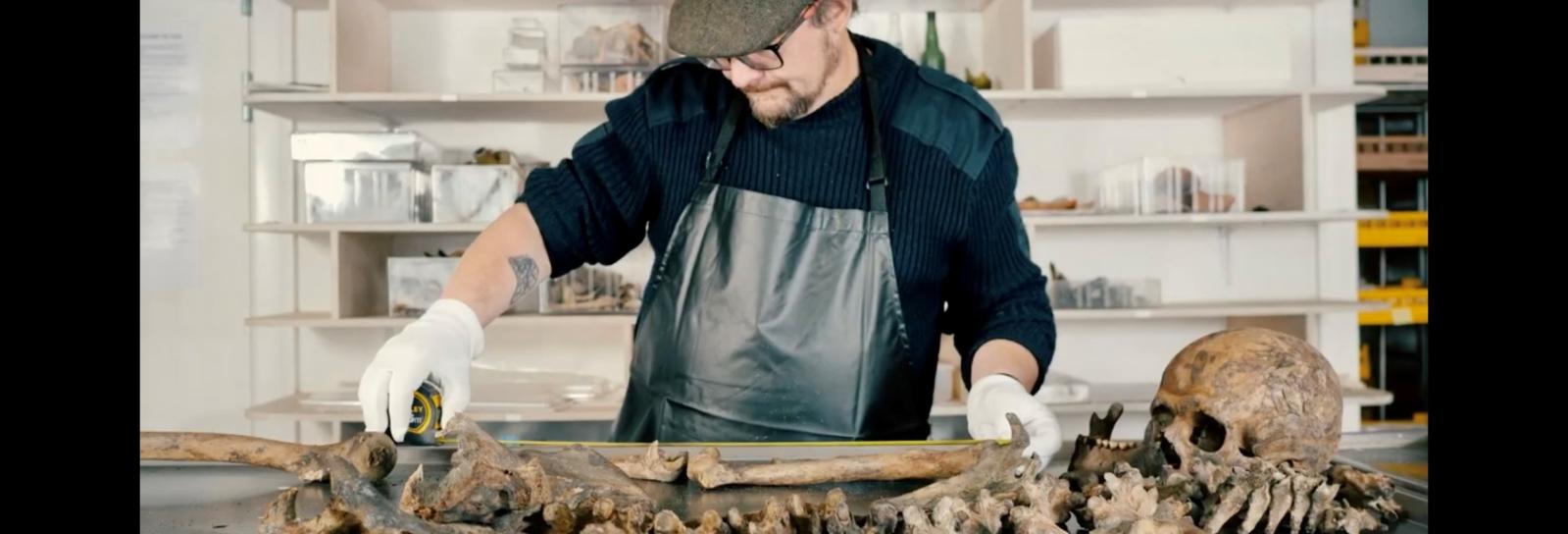 Arkæolog med menneske-skelet