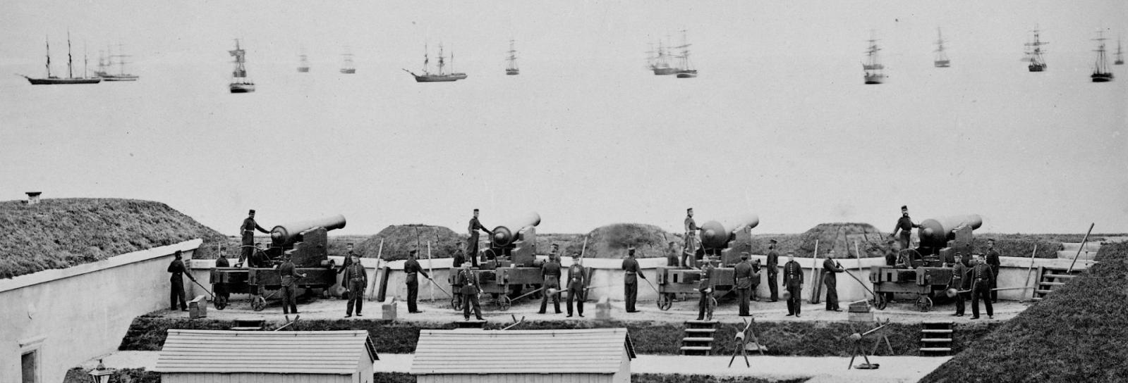 Middelgrunden 1895 med kanoner og soldater og skibe i baggrunden