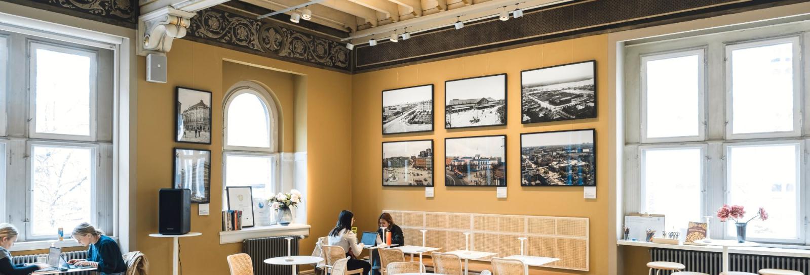 Salen på Københavns Museum med Christian H. Nielsens fotos af København før og nu